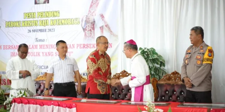 Penjabat Wali Kota Kotamobagu saat menghadiri Pesta Pelindung Paroki Kristus Raja Kotamobagu Dirangkaikan dengan Perayaan Sakramen Krisma dan Pemberkatan Sarana Prasarana Gereja dan Persekolahan Katolik.(Foto:PemkotKK)