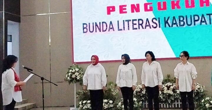 Siti Fatmah Fitriana Nani Buhang (kiri) saat menerima penghargaan Bunda Literasi Kota Kotamobagu.(foto:PemkotKK)