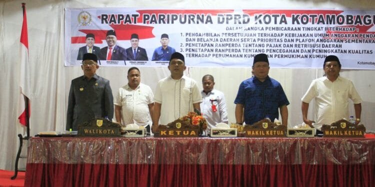 Penjabat Wali Kota Kotamobagu Asripan Nani saat menghadiri Rapat Paripurna DPRD Kota Kotamobagu, Rabu (22/11/2023).(foto:PemkotKK)
