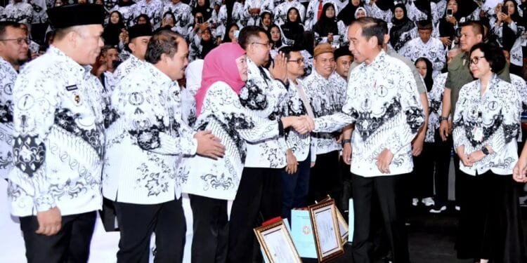 Presiden Jokowi menyalami guru-guru, usai puncak peringatan Hari Guru Nasional, Sabtu 25 November 2023.(Foto:X@jokowi)