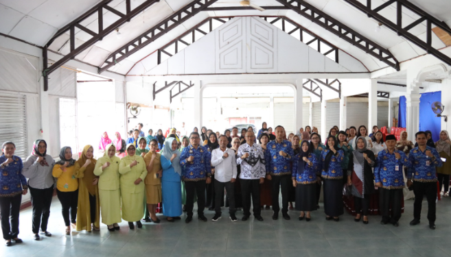 Walikota Asripan Nani berpose dengan peserta sosialisasi peran perempuan di bidang politik.(foto:PemkotKK)
