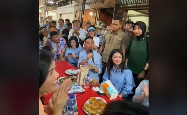 Gibran Rakabuming Raka didampingi istri Selvi Ananda berdiskusi di Jalan Roda Manado, Minggu (24/12/2023).(Foto:Tiktok @GeminiVirn4)