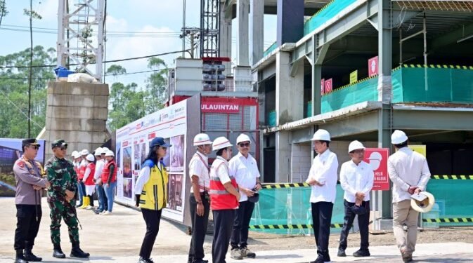 Presiden Jokowi saat meninjau pembangunan Hotel Nusantara di IKN.(foto:SetkabRI)