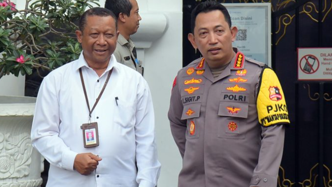 Kapolri Jenderal Listyo Sigit Prabowo (kanan) usai menghadiri rapat kabinet paripurna, Senin, 11 Desember 2023.(foto:SetkabRI)