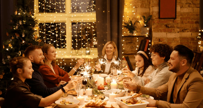 Makan malam spesial bersama keluarga adalah salah satu pilihan di malam tahun baru 2024.(foto:Pexels.com)