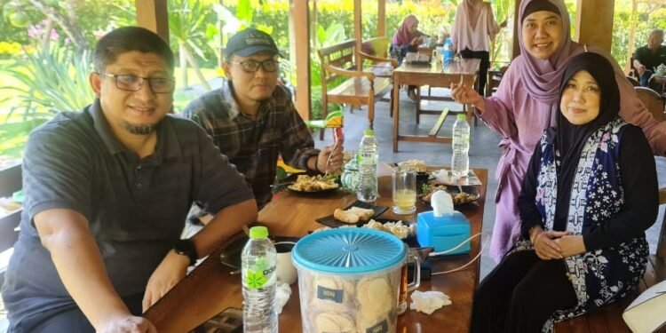 Mbak Sofie (Kanan) dan Olsu Babay (kiri) rehat sejenak di sebuah restoran di Yogyakarta, Sabtu (16/12/2023).(foto:IstanaGaruda.com)