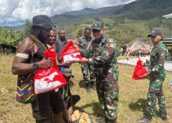 Prajurit Rusa Hitam 721 Bagikan Bingkisan Natal untuk Masyarakat Papua