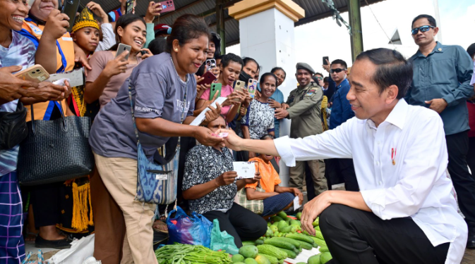 Presiden Jokowi turun langsung di Pasar Danga, Kabupaten Nagekeo, Provinsi Nusa Tenggara Timur (NTT), Selasa (05/12/2023).(foto:setkabri)