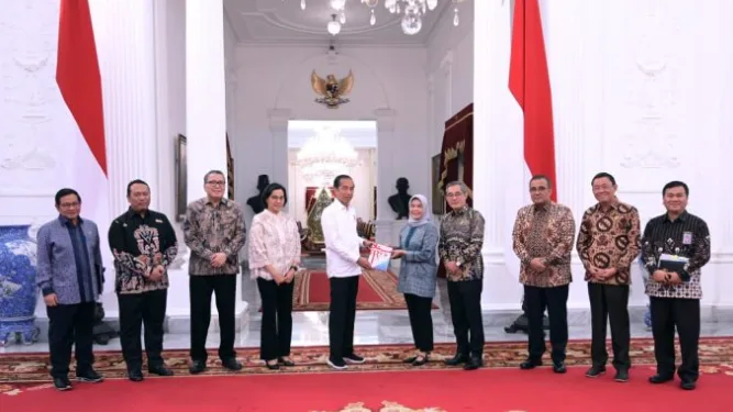 Presiden Jokowi saat menerima IHPS I Tahun 2023 dari BPK.(foto:SetkabRI)
