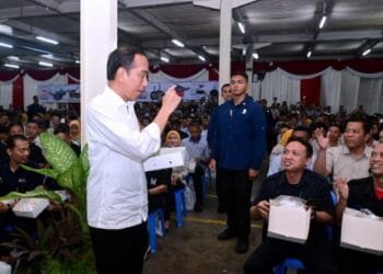 Presiden Makan Siang Nasi Kotak Bersama Karyawann Pabrik; Lauknya Ayam Suir dan Oseng Sayur