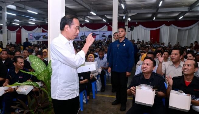 Setelah mencocokkan lauk dalam nasi kotak milik para karyawan pabrik, Presiden Jokowi kembali ke kursinya dan memimpin makan siang bersama di Pabrik PT Maspion Unit I, Sidoarjo, Rabu (27/12/2023).(Foto:SetkabRI)