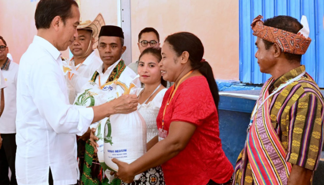 Presiden Jokowi menyalurkan langsung bantuan pangan Cadangan Beras Pemerintah (CBP) di Kupang, Rabu 6 Desember 2023.(Foto:SetkabRI)