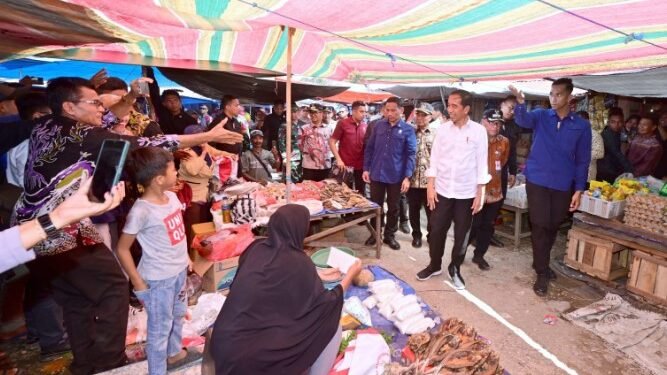 Presiden Jokowi menyapa warga saat meninjau Pasar Waru, Kabupaten Penajam Paser Utara (PPU), Kalimantan Timur, Kamis (21/12/2023).(foto:SetkabRI)