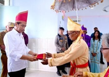 Begini Prosesi Penganugerahan Gelar Adat Kepulauan Talaud Kepada Presiden Jokowi