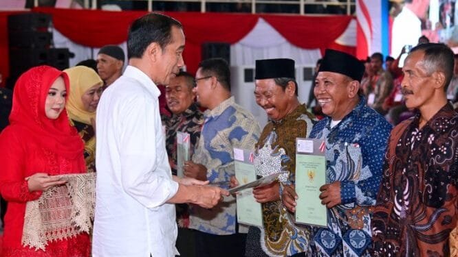 Presiden Jokowi menyerahkan sertifikat tanah untuk rakyat di Gelanggang Olah Raga (GOR) Delta, Kabupaten Sidoarjo, Jawa Timur, Rabu (27/12/2023). (Foto: SetkabRI)