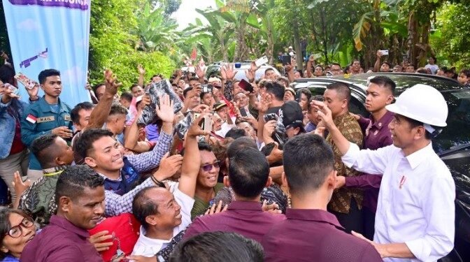 Ekspresi bahagia warga Kabupaten Kepulauan Talaud di hadapan Presiden Jokowi usai meresmikan kehadiran BTS 4G dan akses internet di daerah mereka, Kamis (28/12/2023).(Foto:SetkabRI)
