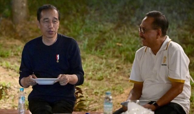 Presiden Jokowi menikmati malam di alam terbuka sambil makan nasi goreng di kawasan IKN, Rabu malam (20/12/2023).(foto:SetkabRI)