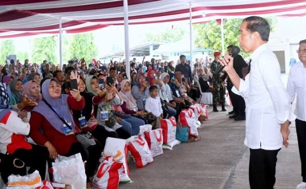 Ekspresi bahagia emak-emak di hadapan Presiden Jokowi usai menerima bantuan pangan di Kabupaten Tegal, Jawah Tengah, Rabu (03/01/2024).(foto:Setkab RI)