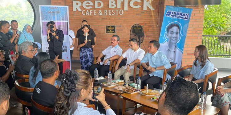 Cawapres nomor urut 2, Gibran Rakabuming Raka, saat berdialog dengan pelaku ekonomi kreatif dan para seniman di Ambon, Senin (08/01/2024).(Foto:X@gibran_tweet)
