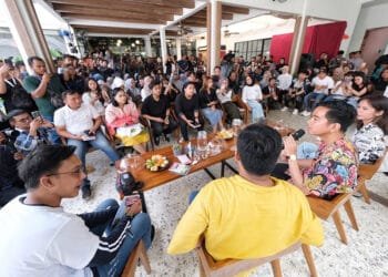 Gibran Diskusi dengan Kawan-kawan Muda Pelaku Ekonomi Kreatif di Cirebon