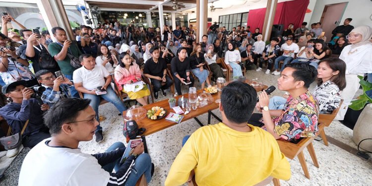 Gibran berdiskusi dengan pelaku ekonomi kreatif di Cirebon, Selasa (31/01/2024).(Foto:X@gibran_tweet)