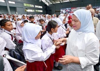 Presiden Jokowi dan Ibu Negara Serahkan Bantuan PIP di Jawa Tengah