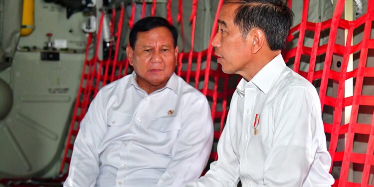 Presiden Jokowi dan Menteri Pertahanan Prabowo Subianto usai penyerahan pesawat C-130J-30 Super Hercules A-1344 di Pangkalan TNI AU Halim Perdanakusuma, Rabu (24/01/2024).(Foto:X@jokowi)