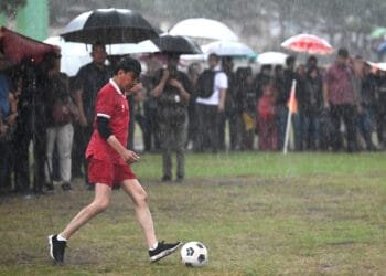 Jokowi Bermain Sepak Bola di Tengah Guyuran Hujan Lebat