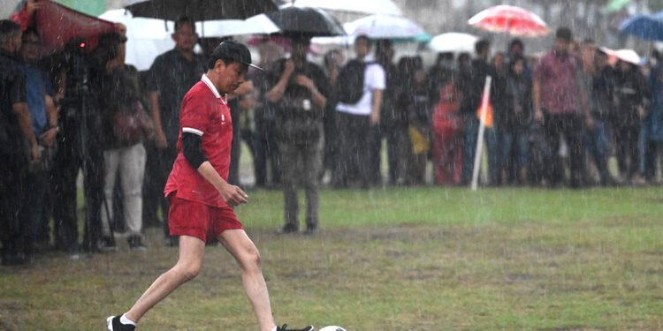 Presiden Jokowi bermain bola di tengah guyuran hujan lebat di Sleman Yogyakarta, Sabtu sore (27/01/2024).(Foto:X@jokowi)