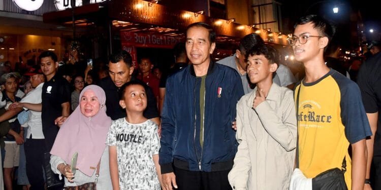 Presiden Jokowi menyambut tahun baru 2024 di Surakarta. Jalan-jalan di sekitar Pasar Pon, dan memenuhi kerinduan masyarakat untuk berfoto bersama.(foto:X@jokowi)