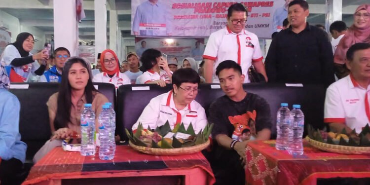 Ketua Umum PSI bersama istri tercinta Erina Gudono menghadiri sosialisasi Prabowo-Gibran di Serang, Banten, Rabu (03/01/2024).(Foto:Istanagaruda.com