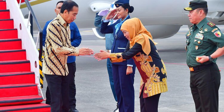 Presiden Jokowi disambut Gubernur Jawa Timur Khofifah Indar Parawansa, Senin (15/01/2024).(Foto:X@jokowi)