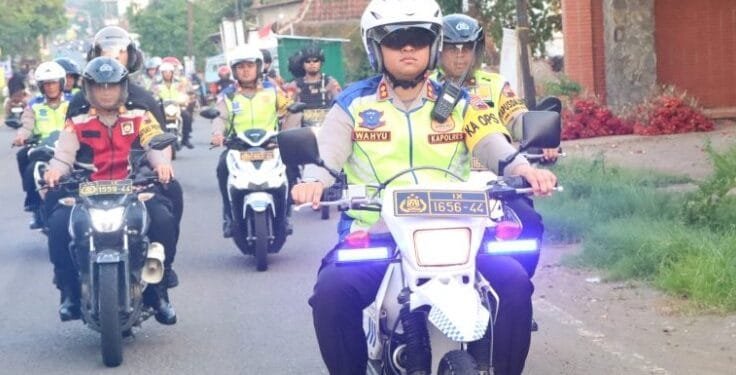 Polisi melakukan razia knalpot brong.(Foto: Humas Polri)