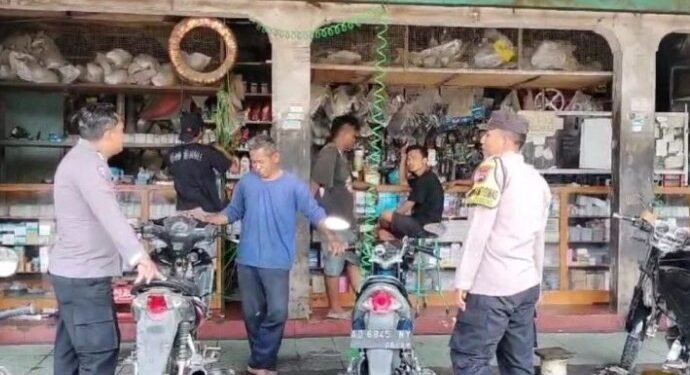 Personel Polsek Sukodono mengunjungi bengkel motor di wilayahnya untuk sosialisasi pelarangan knalpot brong, Sabtu (06/01/2024).(Foto:Humas Polri)