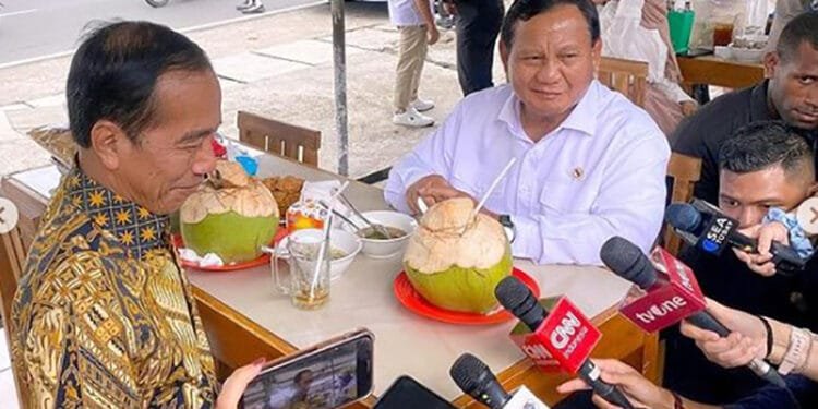 Presiden Jokowi Makan Bakso Berdua dengan Menhan Prabowo di Warung Bakso Pak Sholeh