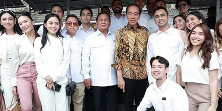 Presiden Jokowi Makan Bakso Berdua dengan Menhan Prabowo di Warung Bakso Pak Sholeh
