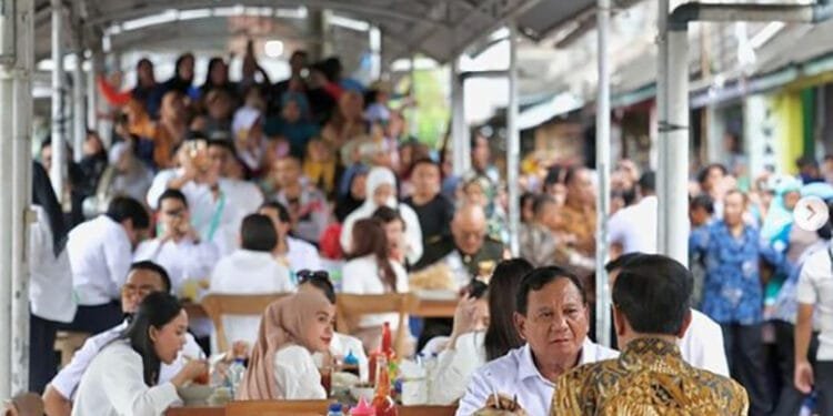 Presiden Jokowi Makan Bakso Berdua dengan Menhan Prabowo di Warung Bakso Pak Sholeh