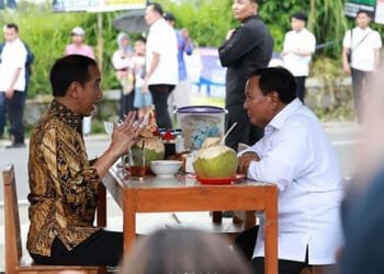 Presiden Jokowi Makan Bakso Berdua dengan Menhan Prabowo di Warung Bakso Pak Sholeh