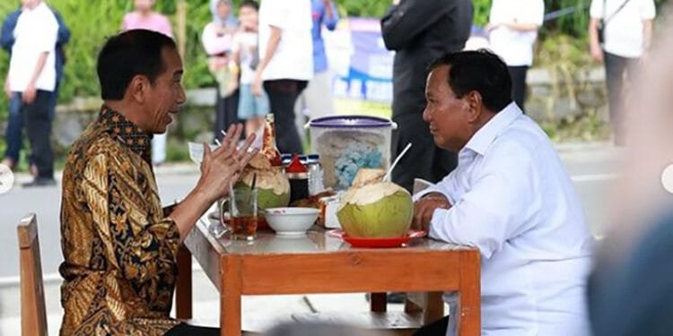 Presiden Jokowi Makan Bakso Berdua dengan Menhan Prabowo di Warung Bakso Pak Sholeh