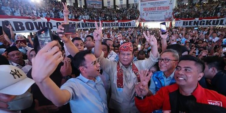 Rafi Ahmad berselfi dengan Prabowo Subianto di tengah kerumunan massa di Bengkulu, Kamis (11/01/2024).(Foto:IG@prabowo)
