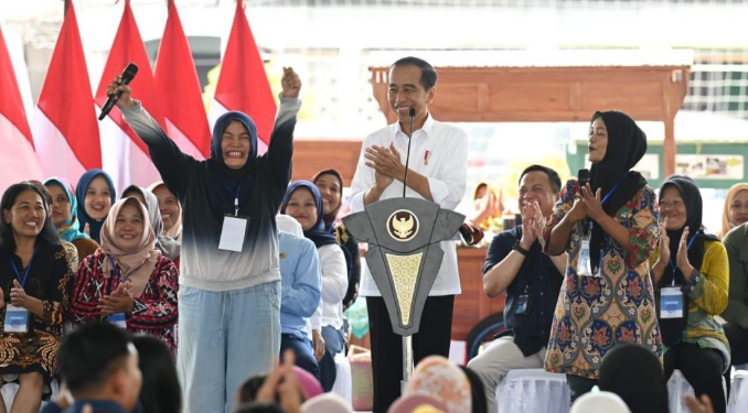 Seorang emak-emak meluapkan kegembiraan di hadapan Presiden Jokowi yang menghadiri sosialiasi program PNM Mekaar di Lapangan Keyongan Kidul Sabdodadi, Kabupaten Bantul, DIY, Selasa (30/01/2024).(Foto: Setkab RI)