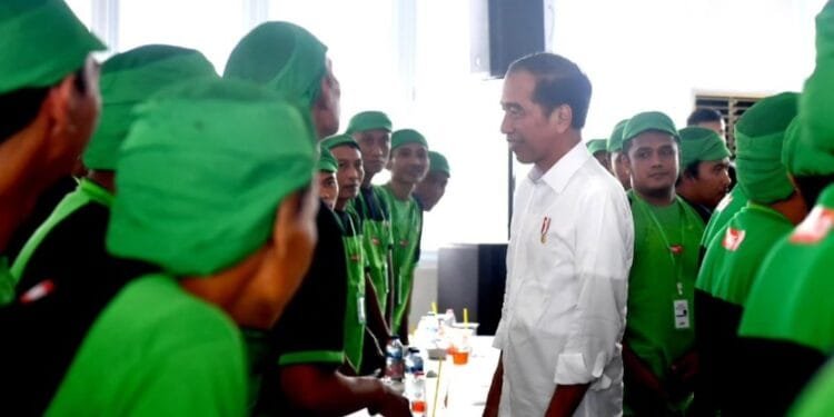 Presiden Jokowi berbaur dan berbincang langsung dengan karyawan pabrik Tong Tji Teh di Kabupaten Tegal, Jawa Tengah, Rabu (03/01/2024).(Foto: X@jokowi)