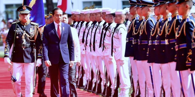 Presiden Jokowi dan Presiden Ferdinand Marcos Jr melakukan inspeksi pasukan kehormatan di Istana Malacanang Filipina, Rabu (10/01/2024).(Foto:X@jokowi)