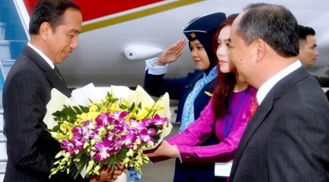 Presiden Jokowi tiba di Bandara Internasional Noi Bai, Hanoi, Vietnam, Kamis (11/01/2024).(Foto:Setkab RI)