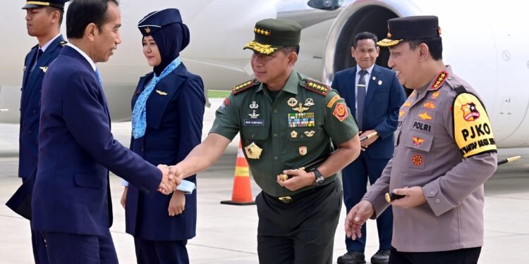 Presiden Jokowi dijemput Panglima TNI Jenderal Jenderal Agus Subiyanto dan Kapolri Jenderal Listyo Sigit Prabowo, Minggu (14/01/2024).(Foto:X@jokowi)