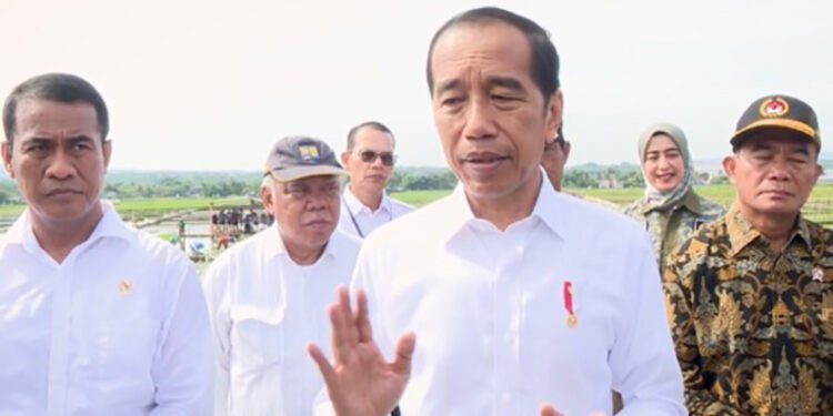 Presiden Jokowi usai penanaman padi bersama di Kecamatan Kalibogor, Kabupaten Banyumas, Jawa Tengah, Rabu (03/01/2024).(Foto: Setkab RI)