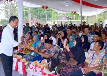 Di Kota Salatiga, Presiden dan Ibu Iriana Cek Penyaluran Bantuan Pangan