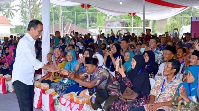 Presiden Jokowi menyapa para penerima bantuan pangan CBP di Kota Salatiga, Jawa Tengah, Senin (22/01/2024)(Foto: Setkab RI)
