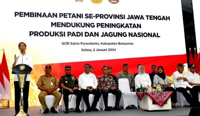 Presiden Jokowi memberi sambutan pada acara pembinaan petani se-Provinsi Jawa Tengah di GOR Satria Kota Purwokerto, Kabupaten Banyumas, Selasa (02/01/24).(Foto: Setkab RI)