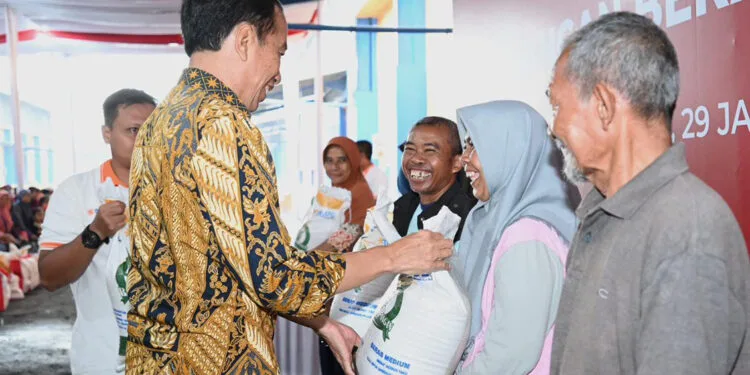 Presiden Jokowi menyerahkan bantuan pangan berupa 10 Kg beras kepada warga penerima di Sleman, Yogyakarta, Senin (29/01/2024).(Foto:X@jokowi)